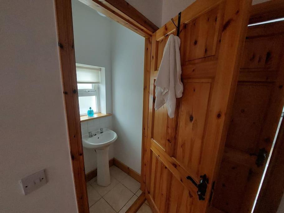 Villa 3 Bed Semi-Detached House In A Quite Estate Bruff Exterior foto