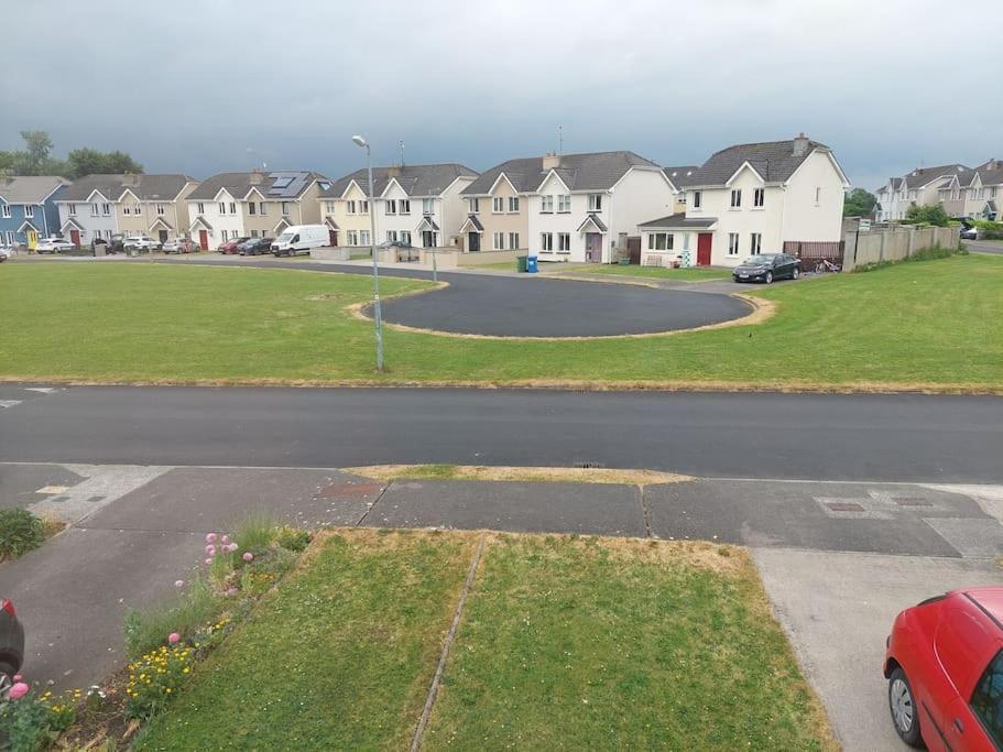 Villa 3 Bed Semi-Detached House In A Quite Estate Bruff Exterior foto