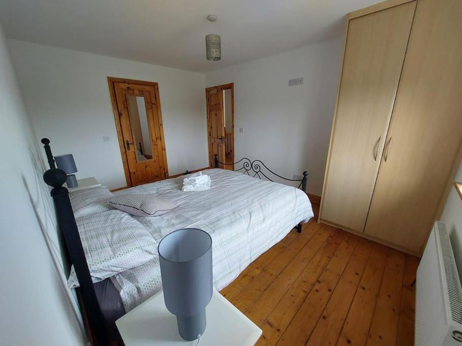 Villa 3 Bed Semi-Detached House In A Quite Estate Bruff Exterior foto