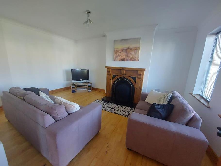 Villa 3 Bed Semi-Detached House In A Quite Estate Bruff Exterior foto